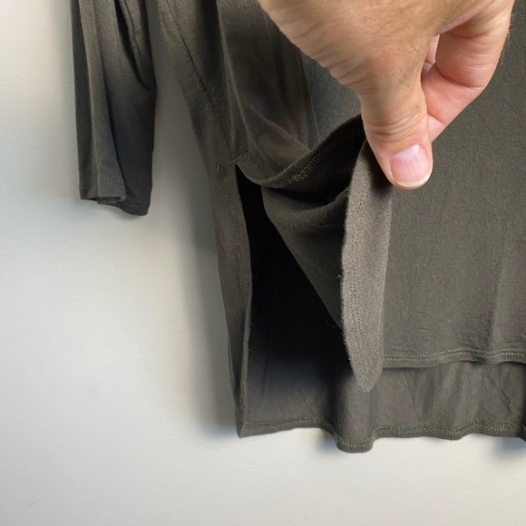 Aritzia Babaton Women's Dark Olive Green 1/2 Sleeve 1/4 Side Slit T-Shirt Medium - Picture 3 of 14